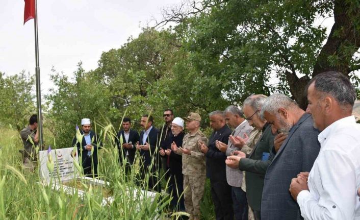 Siirt Valisi Hacıbektaşoğlu, 1994 yılında şehit edilen köy korucusunun anma programına katıldı