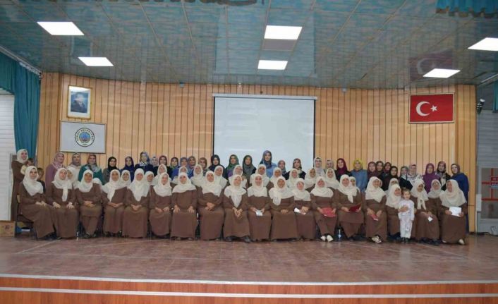 Simav’da yetişkin bayanlar Kur’an-ı Kerim’i öğrenme ve hatmetme heyecanı yaşadı