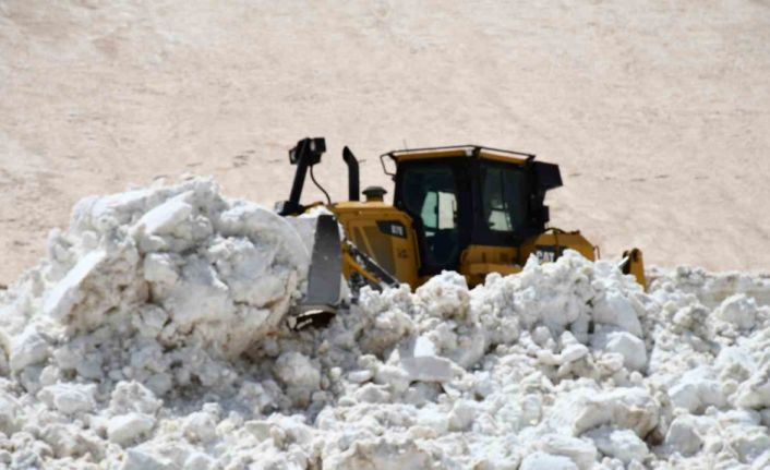 Şırnak’ta göçerlerin kullandığı karla kaplı yollar açılıyor