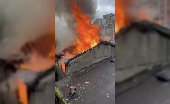 Şişli’de alev alev yanan çatı katı kamerada: Madde bağımlısı genç sigara izmariti attı