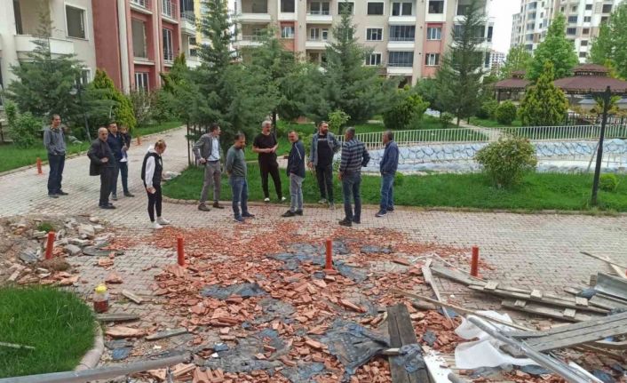 Site sakinleri ağır hasardan hafif hasara dönüşen evleri için tedirgin
