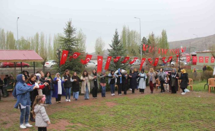 Sivas’ta Hıdırellezi fidan dikip, halay çekerek kutladılar