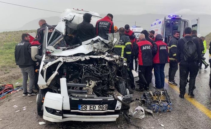 Sivas’ta servis aracı ile tır çarpıştı: 4 ölü, 1’i ağır 3 yaralı