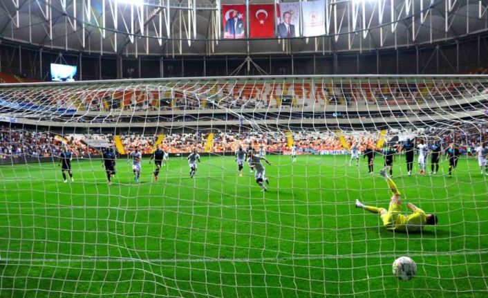 Spor Toto Süper Lig: Adana Demirspor: 2 - Corendon Alanyaspor: 2 (İlk yarı)