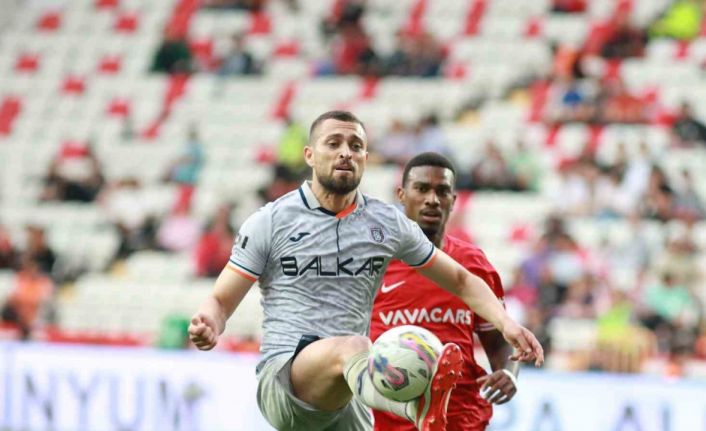 Spor Toto Süper Lig: FTA Antalyaspor: 0 - Medipol Başakşehir: 0  (İlk yarı)