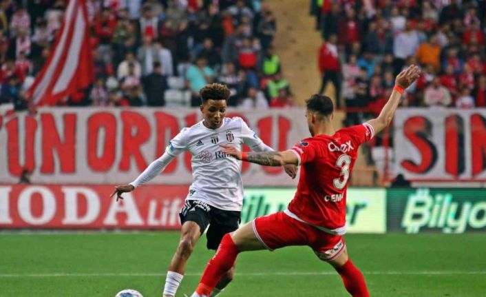 Spor Toto Süper Lig: FTA Antalyaspor: 1 - Beşiktaş: 0 (İlk yarı)