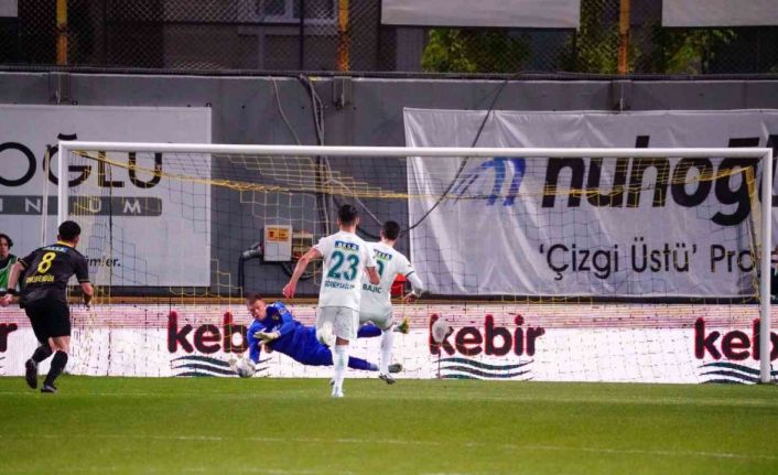Spor Toto Süper Lig: İstanbulspor: 1 - Giresunspor: 0 (İlk yarı)