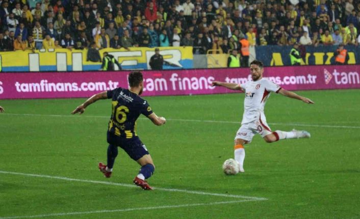 Spor Toto Süper Lig: MKE Ankaragücü: 1 - Galatasaray: 2 (İlk yarı)