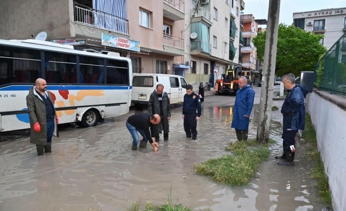 Su baskınlarının yaşandığı Turgutlu’da ekipler anında müdahale etti