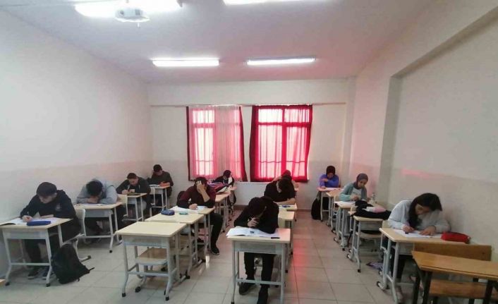 Şuhut’ta mezunlara yönelik üniversiteye hazırlık kursları bu yılda devam ediyor