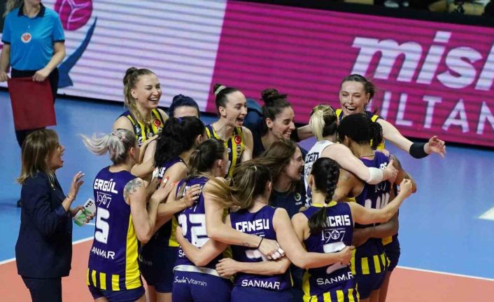 Sultanlar Ligi Final etabı 3. maçında Fenerbahçe Opet, Eczacıbaşı Dynavit’i 3-2 mağlup ederek şampiyon oldu.