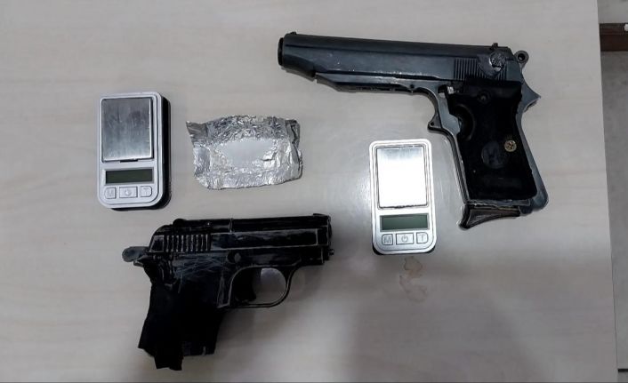 Şüpheli araçtaki şahıslardan uyuşturucu çıktı