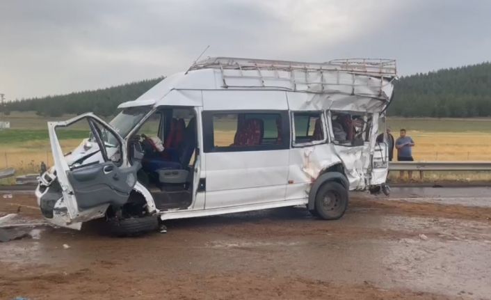 TAG Otoyolu’nda 5 aracın karıştığı kazada ortalık savaş alanına döndü: 2 ölü, 20 yaralı