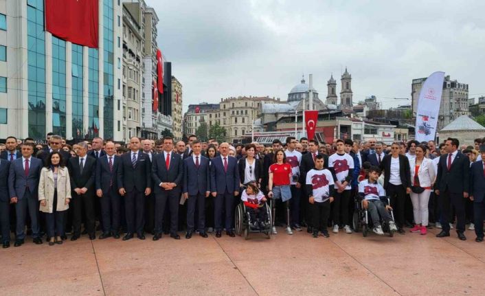Taksim Meydanı’nda 19 Mayıs töreni
