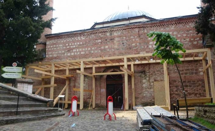 Tarihi Orhan Gazi Camii ibadete kısa süreliğine kapatıldı