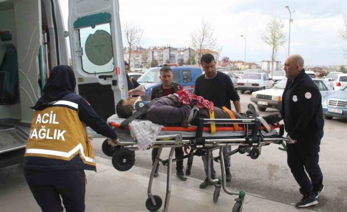 Taşlama makinesiyle çalışırken karnını ve kolunu kesen hastanelik oldu