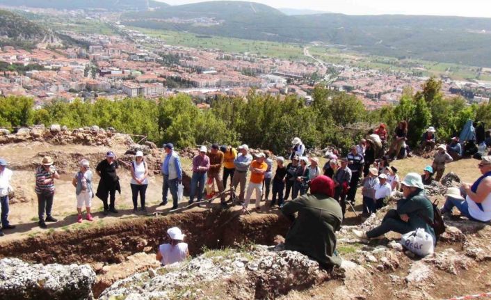 Tazelenme Üniversitesi öğrencileri arkeoloji dersini Mobolla’da yaptı