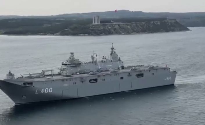 ‘TCG Anadolu’  Şehitler Abidesi’ni selamladı