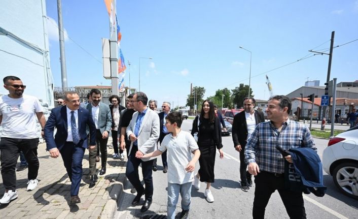 TCG Anadolu’ya ilgi İzmir trafiğini kilitledi: Bakan Kasapoğlu araçtan inip yürüdü