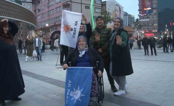 Tekerlekli sandalye ile kutlamalara katıldı