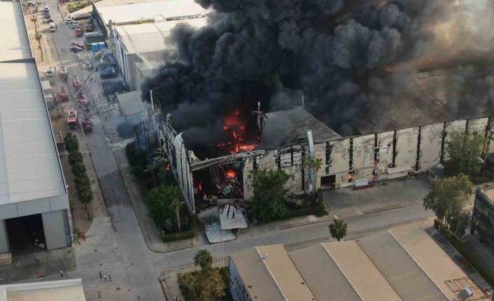 Tekne üretim tersanesindeki yangına havadan ve karadan müdahale devam ediyor