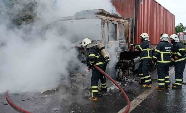 TEM’de beyaz eşya yüklü tır alev alev yandı: "Canımı zor kurtardım"