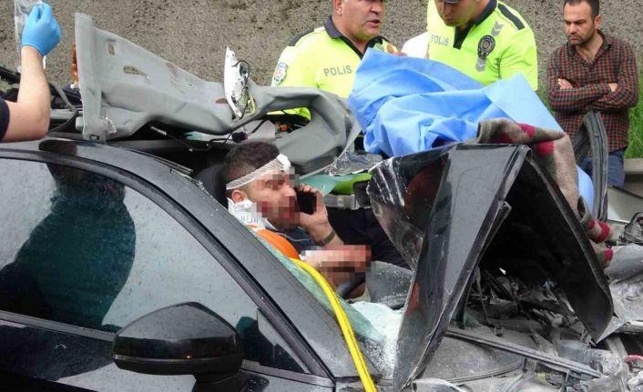 TEM’de feci kaza: Otomobil paramparça oldu, sıkışan sürücü dakikalarca telefonda konuştu