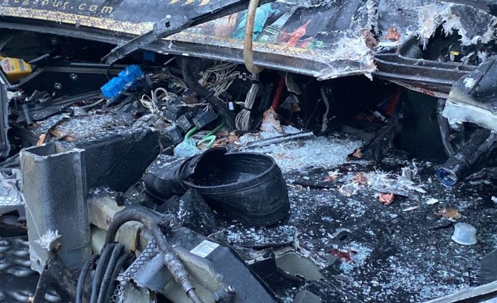 TEM’de yolcu dolu otobüs tıra arkadan çarptı: 1’i ağır 22 yaralı