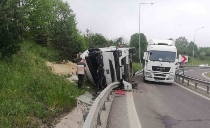 TEM’in bağlantı yolunda tır devrildi: 1 yaralı