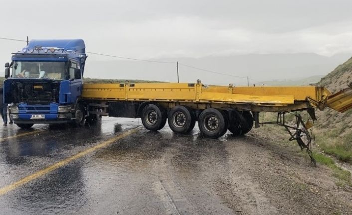 Tır ile servis minibüsü çarpışmış 5 kişi hayatını kaybetmişti: Tır sürücüsü tutuklandı
