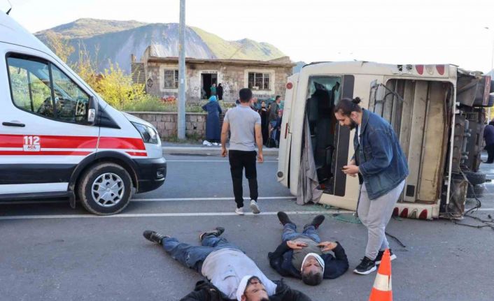 Tır, işçi servisine çarptı, can pazarı yaşandı: 33 yaralı