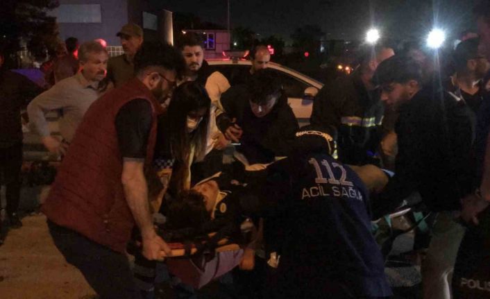 Tıra çarpan otomobilde sıkışan 4 yaralıyı itfaiye kurtardı