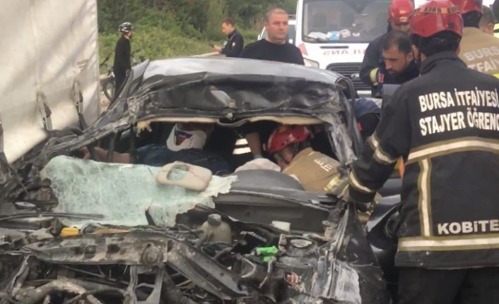 Tıra ok gibi saplanan otomobil sürücüsü hayatını kaybetti