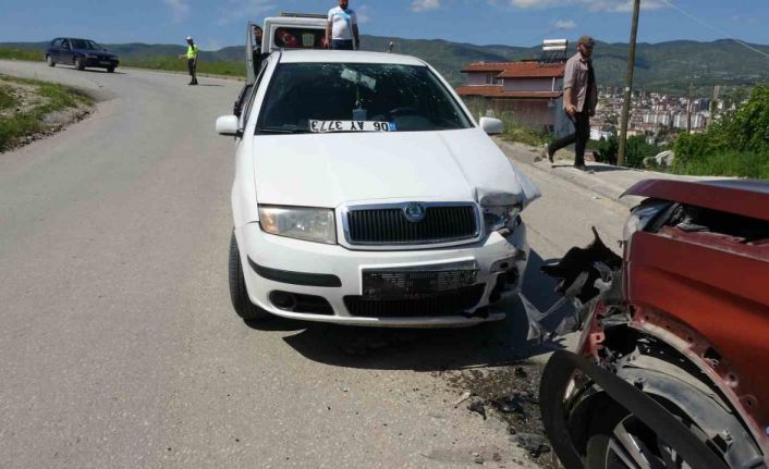 Tokat’ta otomobiller kafa kafaya çarpıştı: 2’si çocuk 5 yaralı