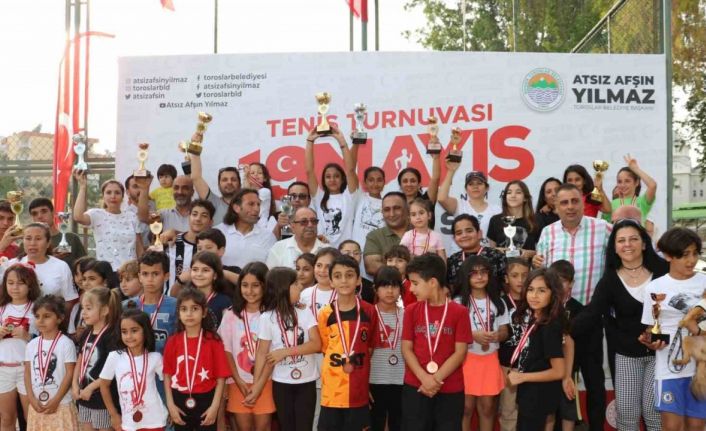 Toroslar Belediyesinin tenis turnuvasında ödüller sahiplerini buldu