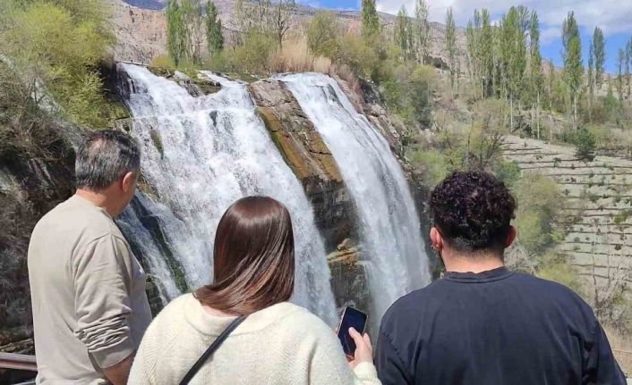 Tortum Şelalesinde turizm sezonu açıldı