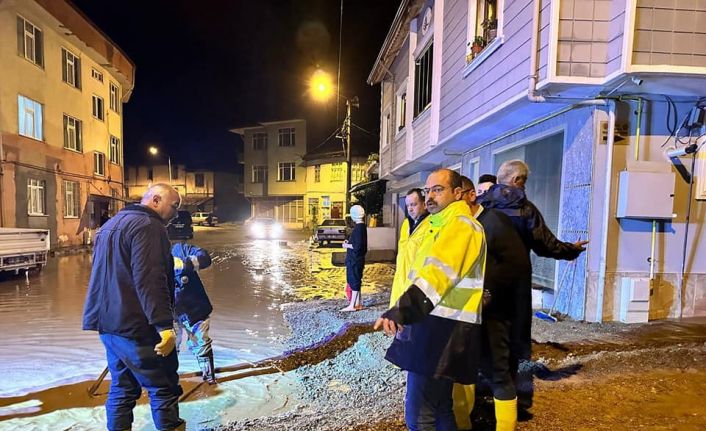 Tosya Belediyesi selin vurduğu cadde ve sokakları tazyikli suyla yıkıyor