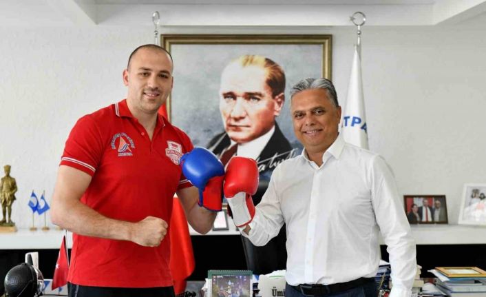 Tüm maçlarını nakavtla kazanarak, kupanın sahibi oldu