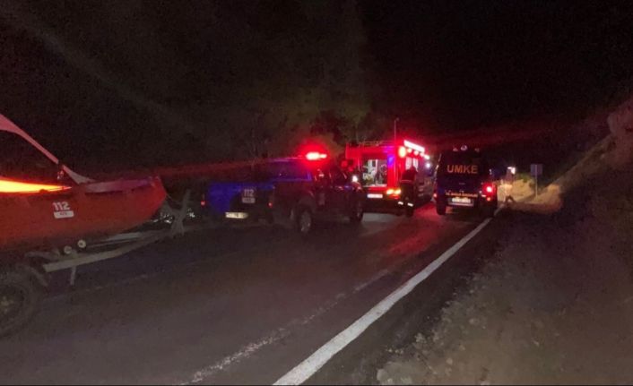 Tunceli’de kamyon Munzur Çayı’na uçtu: 2 kişiyi kurtarma çalışmaları sürüyor