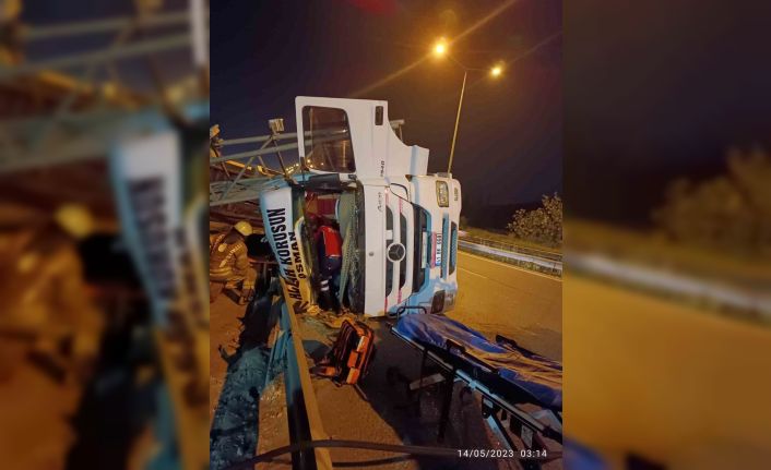 Tuzla’da damperi açık kalan tır EDS kamera platformuna çarpıp devrildi