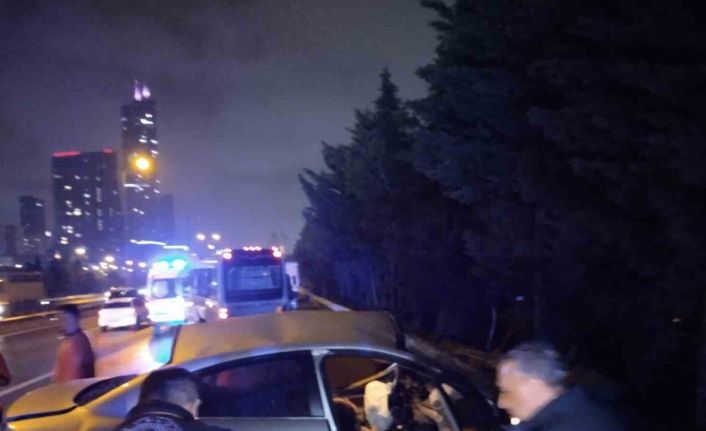 Ümraniye’de aşırı hızlı araç bariyerlere ve yol kenarındaki minibüse çarptı: 1 ölü, 2 yaralı