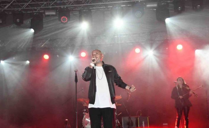 Ünlü rock grubu Gripin Kemer’de konser verdi