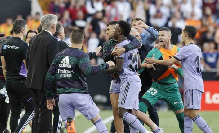 Valencia, Vinicius Jr’a ırkçı hareketler yapan taraftarları ömür boyu seyirden men etti