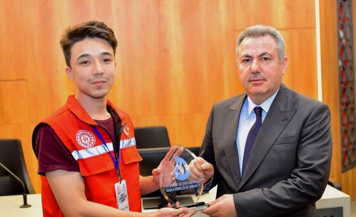 Vali Elban: “Pırıl pırıl gençleri görünce onlara güvenimiz artıyor”