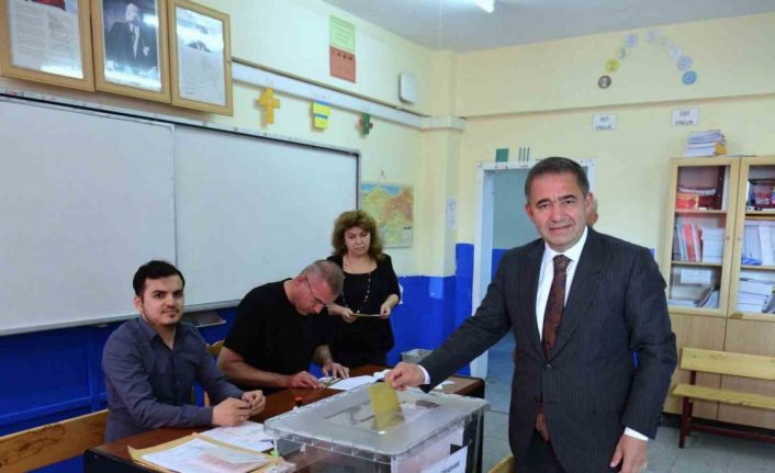 Vali Hüdayar Mete Buhara: "Oyumuzu kullanarak vatandaşlık görevini yerine getirdik "