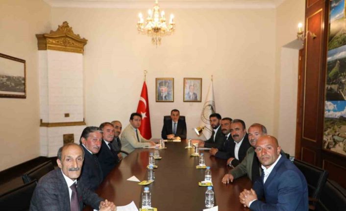 Vali Öksüz, muhtarları ağırladı