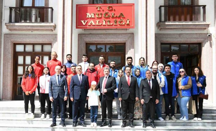 Vali Tavlı, şampiyon sporcu ve gönüllü gençlerle bir araya geldi