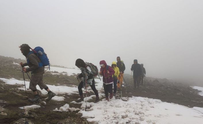 Van Gölü’ne dikkat çekmek için Ağrı Dağı’na tırmandılar