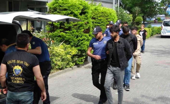 Vatandaşı rahatsız edip polise saldırdılar