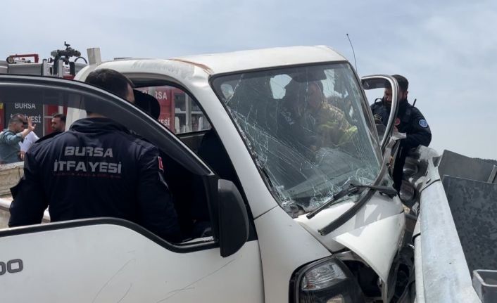 Virajı alamayan kamyonet bariyerlere çarptı, sıkışan sürücüyü itfaiye ekipleri böyle çıkardı